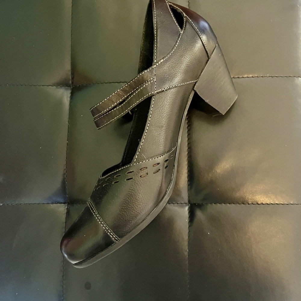 Taos Mary Jane type heels, black, size 8, 2 1/4 inch heel - Picture 4 of 8